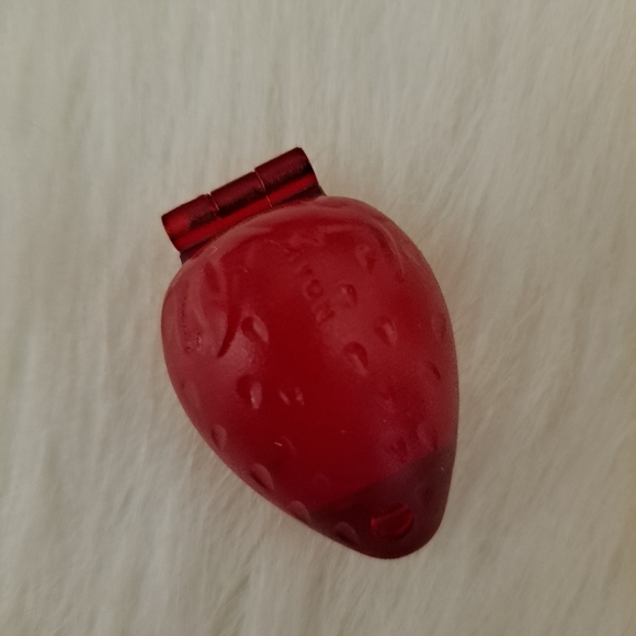 Avon Topsy Girls Strawberry Shape 2 Sides Same Red Color Lip Balm Gloss - Picture 9 of 10